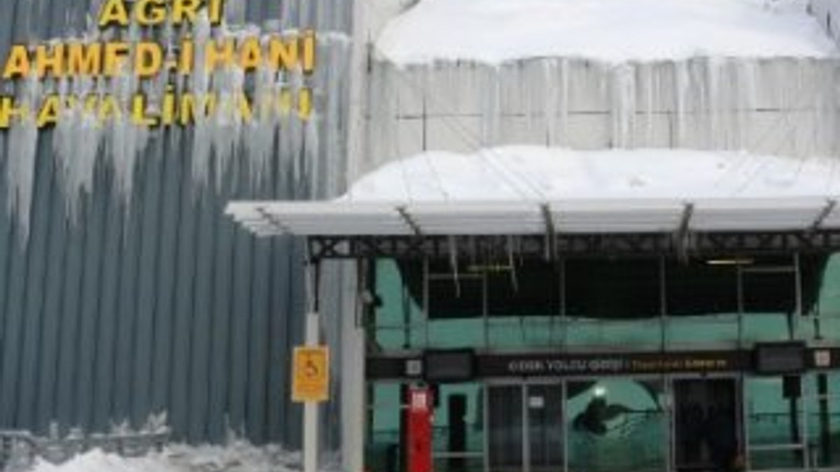 Havalimanının duvarları bile buz tuttu