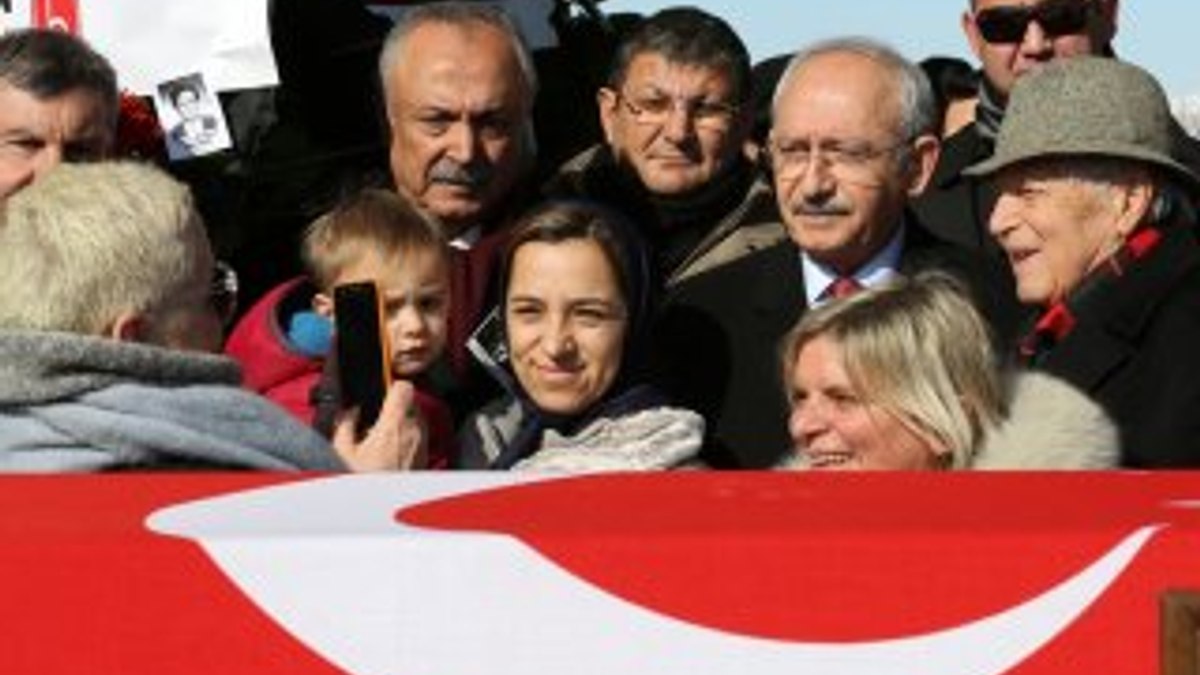 Kılıçdaroğlu cenaze namazından önce fotoğraf çektirdi