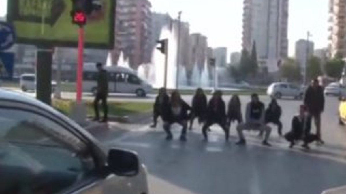 Adana'da bir grup genç kırmızı ışıkta dans etti