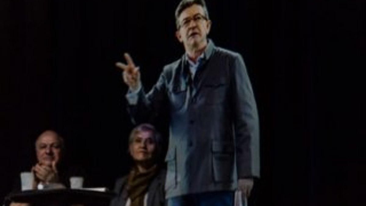 Fransa'da cumhurbaşkanı adayı Melenchon hologram kullandı