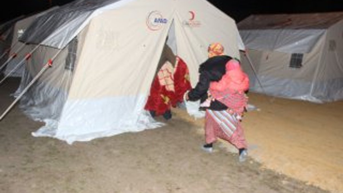 Depremzedeler çadır kapmak için yarıştı