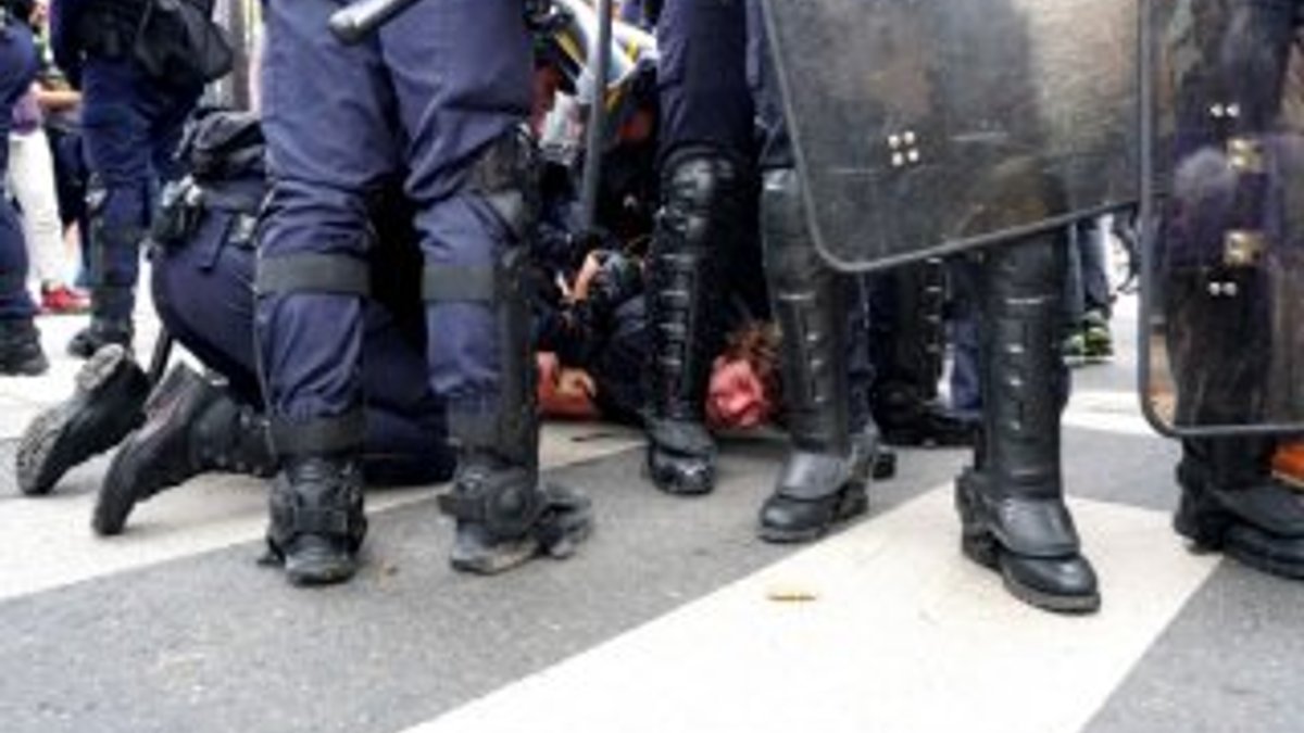 Coplu tecavüzcü Fransız polisleri protesto edildi