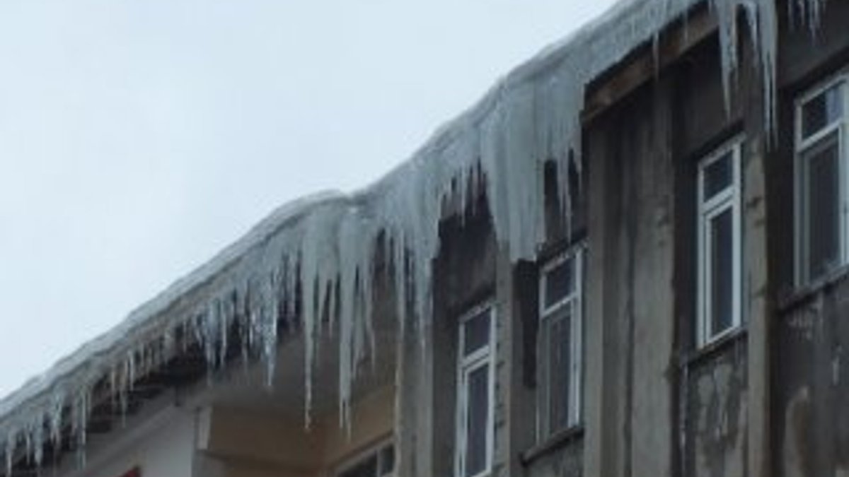 Çatılardan sarkan buz kütleleri tehlike saçıyor