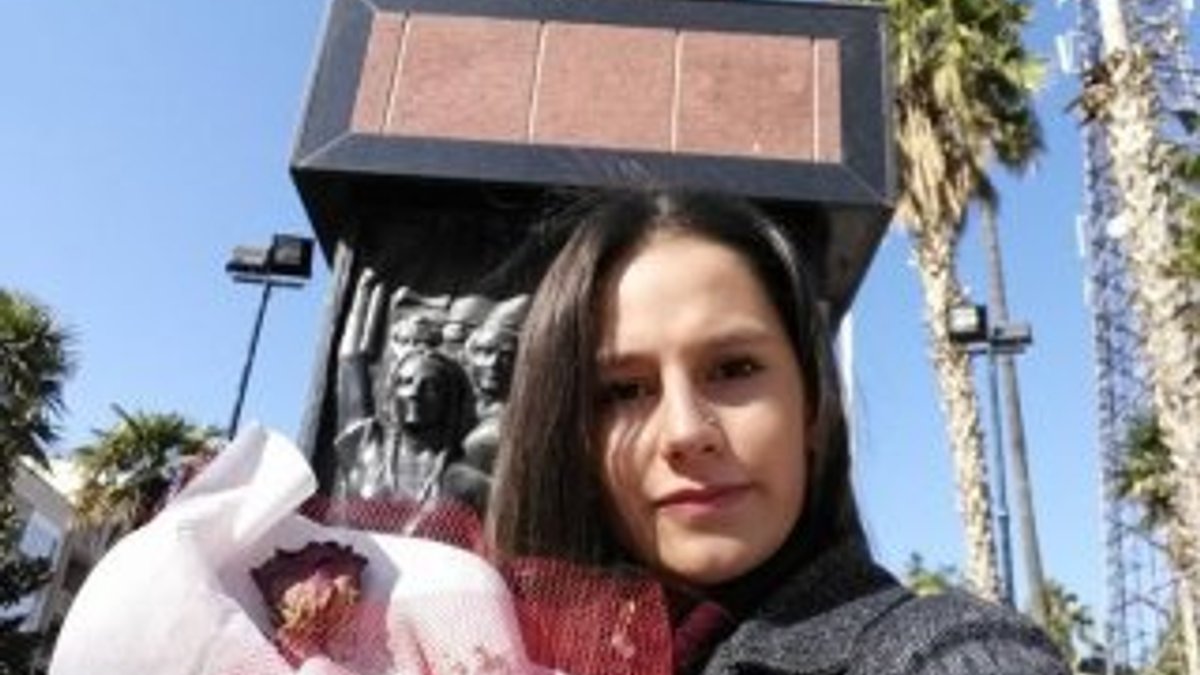 Genç kız sevgililer gününde Atatürk büstüne çiçek koydu