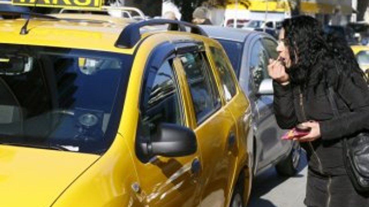 İzmir'de 45 kadın sürücü taksi şoförlüğü eğitime başladı