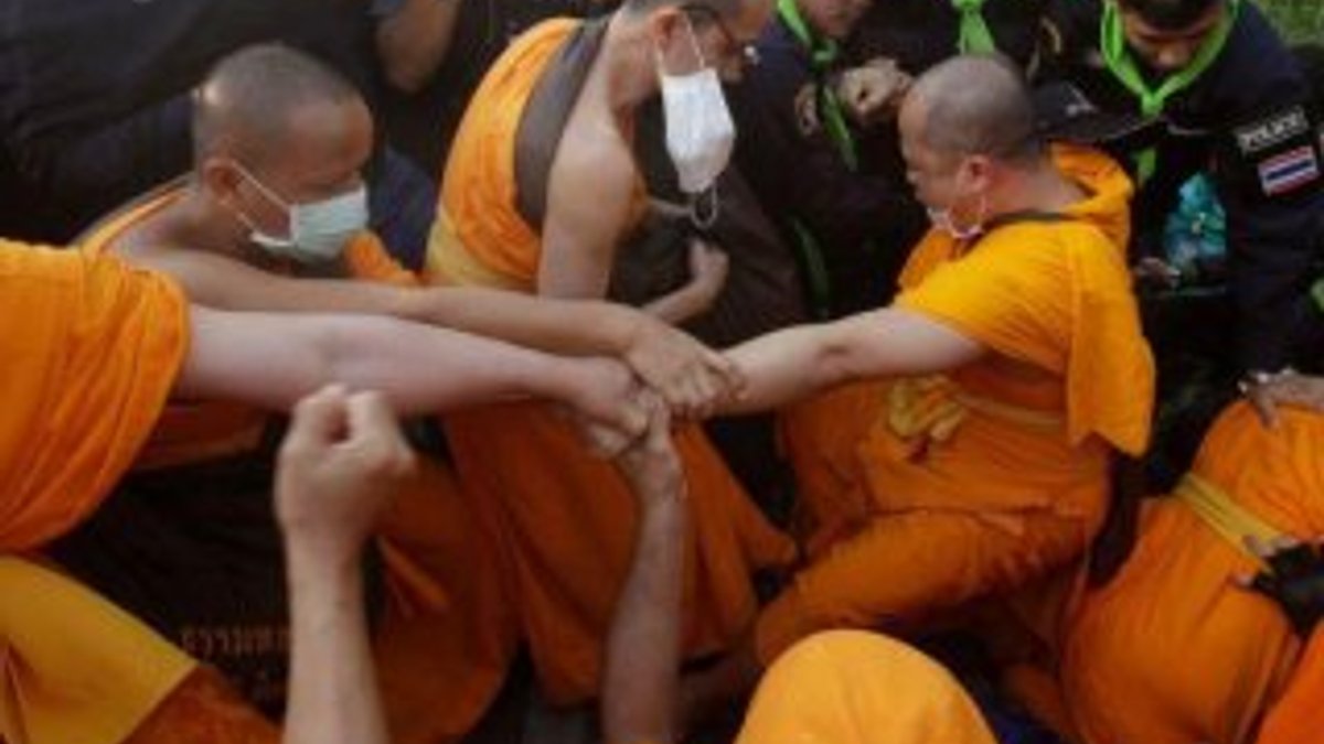 Taylandlı rahipler polisle çatıştı