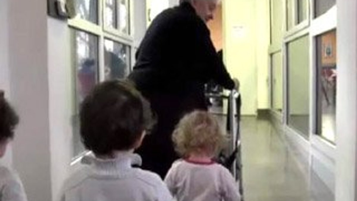 İtalya'da yaşlılarla çocukları bir araya getiren yuva