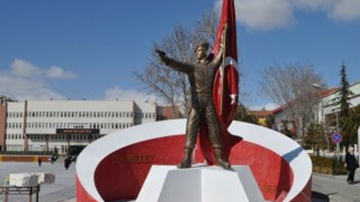 Şehit Ömer Halisdemir'in heykeli Niğde'ye dikildi