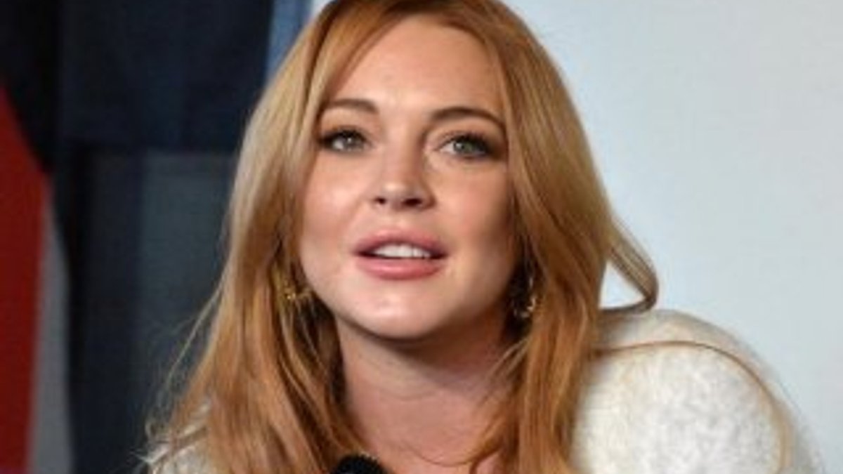 Lindsay Lohan: Heathrow'a baş örtümle sokmadılar