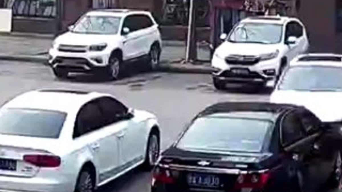 Çinli kadın sürücü aracını park ederken çıldırdı