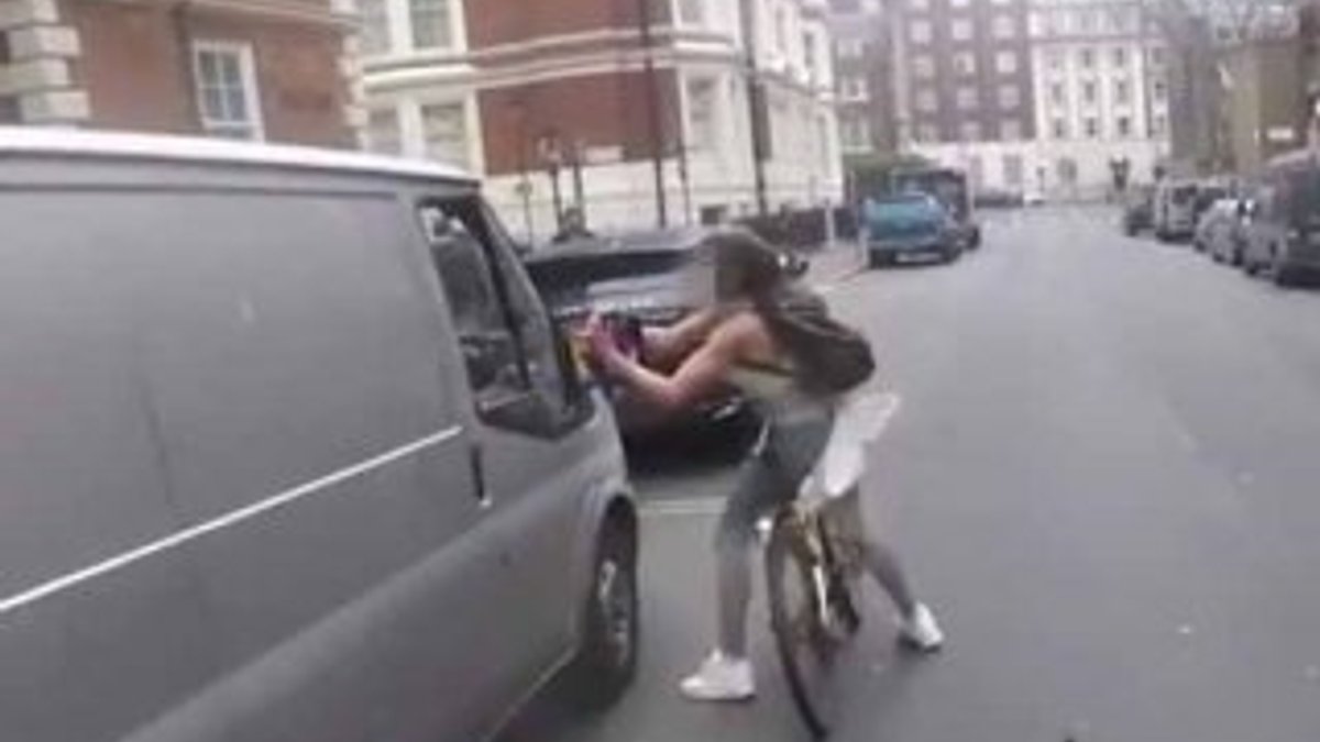 Bisikletli genç kızdan tacizci şoföre ders