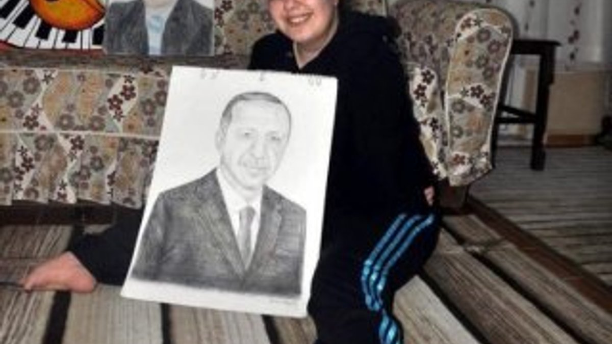 Erdoğan'ın portresini ayağıyla çizdi