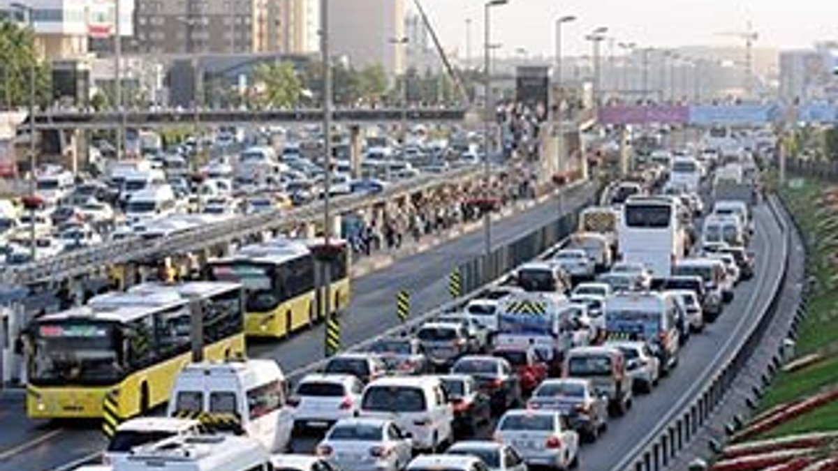İstanbullular yılda 175 saat trafiğin açılmasını bekliyor