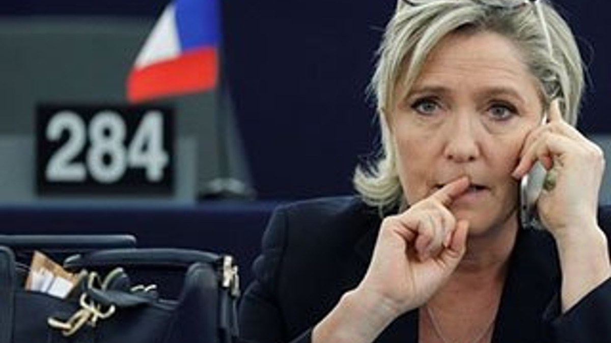 Le Pen karşıtları durmuyor