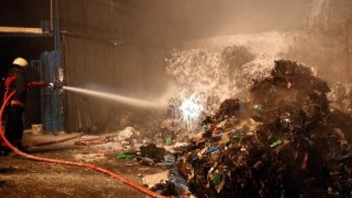 Sultangazi'de ambalaj atığı tesisinde yangın