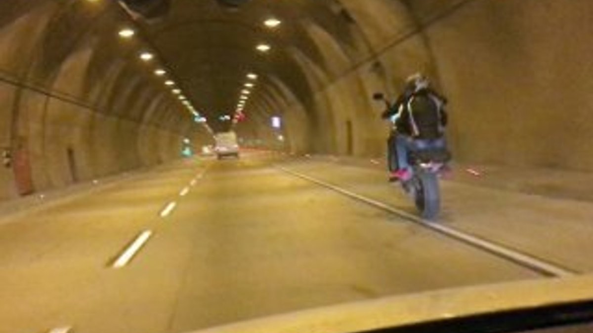 İstanbul'da motosiklet sürücülerinin tehlikeli şovu