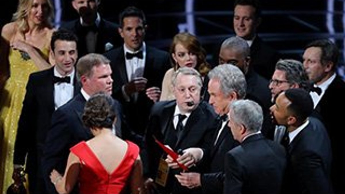 Oscar Akademisi yanlış anons için özür diledi