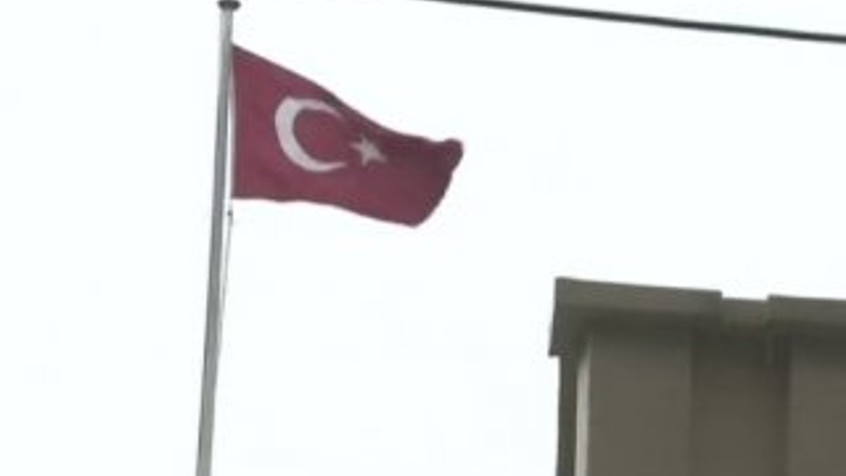 Hollanda konsolosluğunda Türk bayrağı göndere çekildi