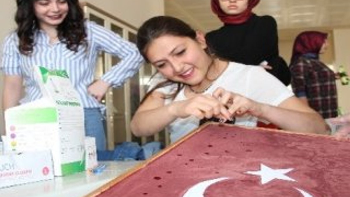 Öğrenciler kanlarıyla Türk bayrağı portresi yaptı