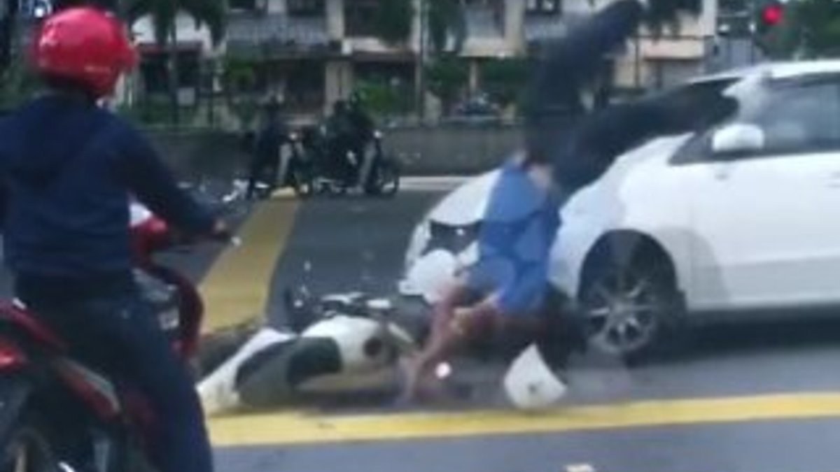 Malezya'da otomobilin çarptığı motorlu sürücü takla attı