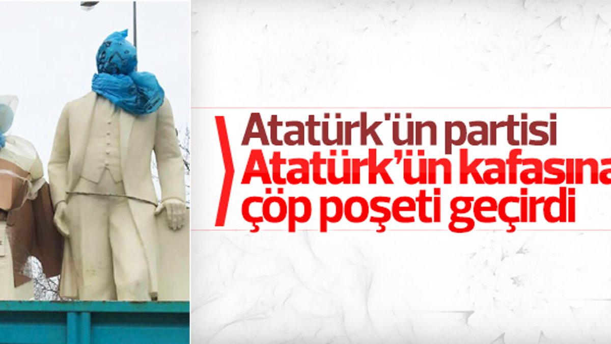 Atatürk heykelinin başına çöp poşeti sarıp taşıdılar