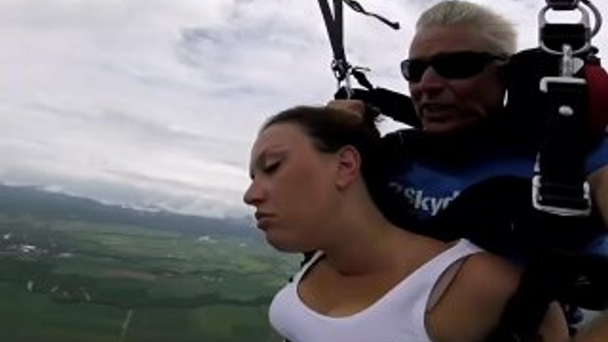Paraşütle atlama yapan kadının ayılıp bayıldığı anlar