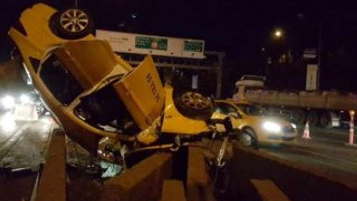 Kadıköy'de taksi beton bariyerlere çarptı: 1 ölü 2 yaralı