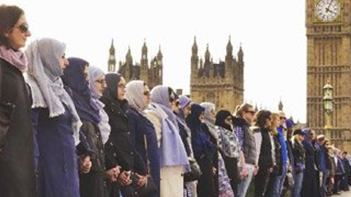 Londra'da Müslüman kadınlar teröre karşı zincir oluşturdu