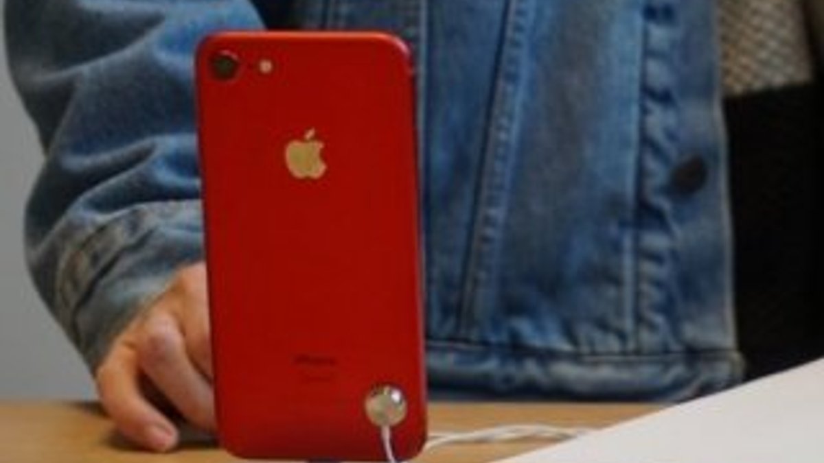 Kırmızı iPhone 7 plus ile iPhone 7 karşılaştırıldı