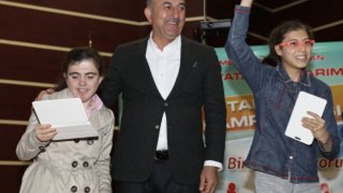 Bakan Çavuşoğlu engelli çocuklara tablet dağıttı