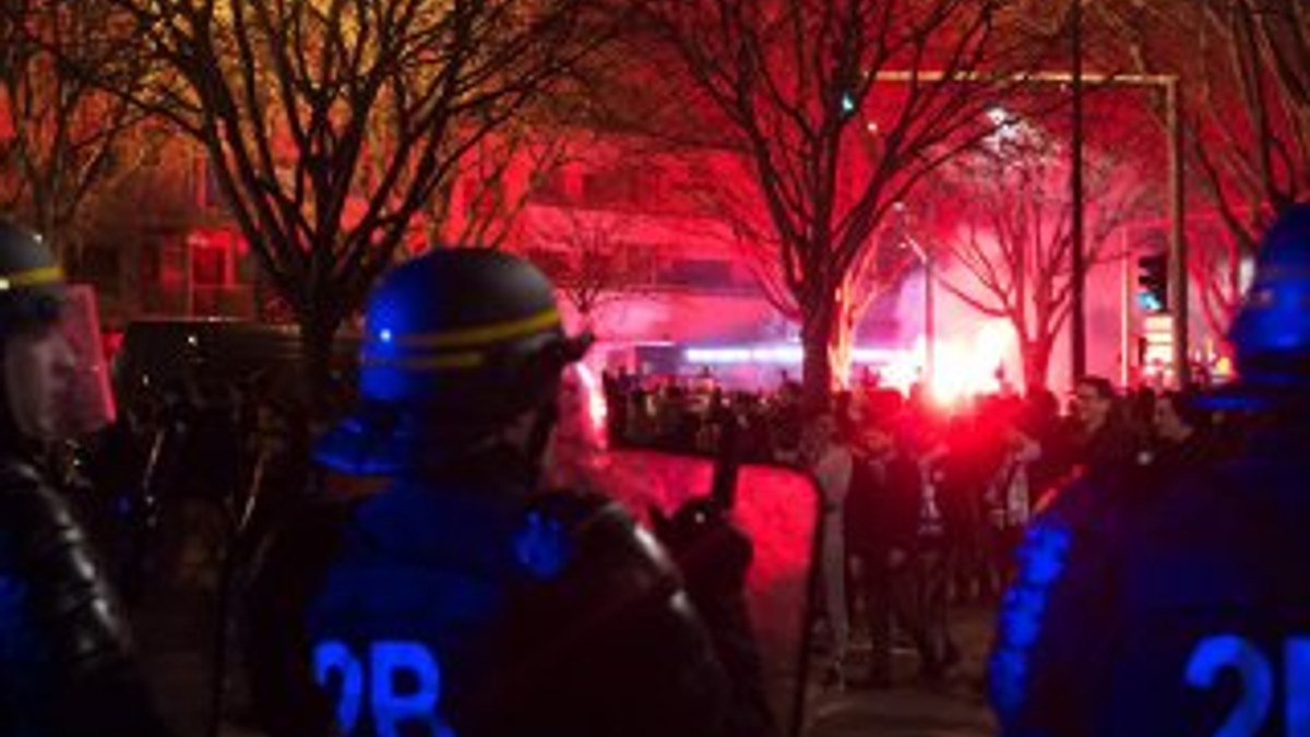 Paris'te polis şiddeti protestosunda olaylar
