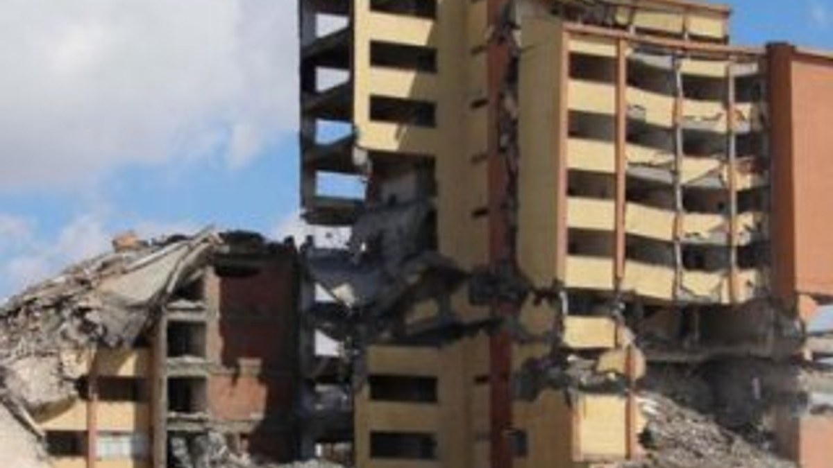Sivas'ta hastane binası yıkımını çay içerek izlediler
