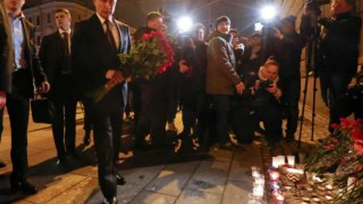 Putin, saldırının gerçekleştiği yere çiçek bıraktı