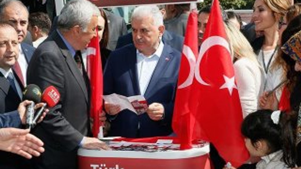 Başbakan Yıldırım MHP'nin standına uğradı