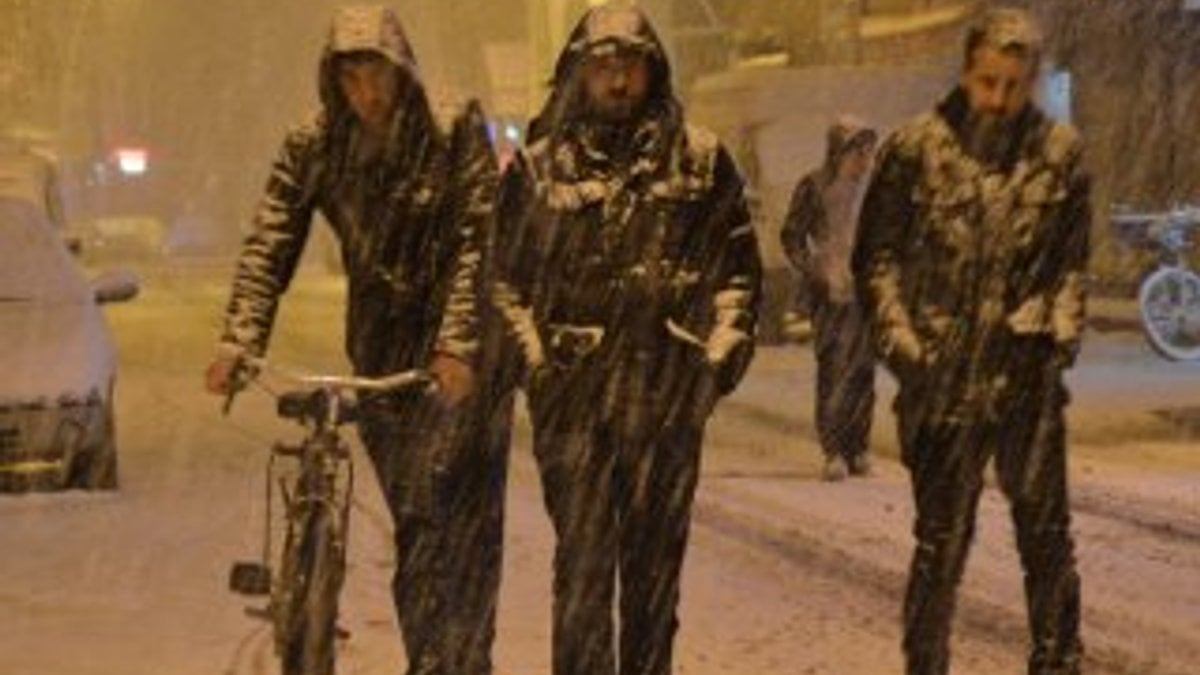 Ağrı'da etkili olan kar yağışı ulaşımı aksattı