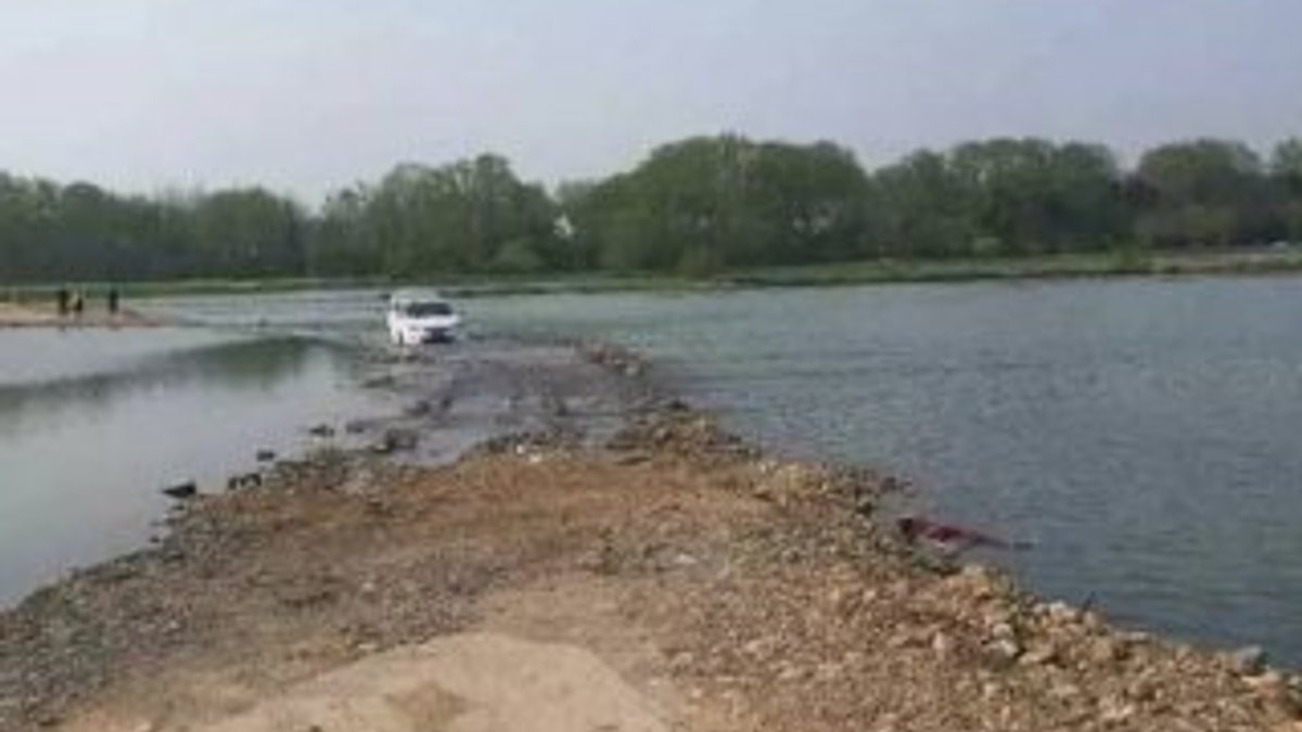 Çinli sürücü navigasyona çok güvendi, nehre düştü