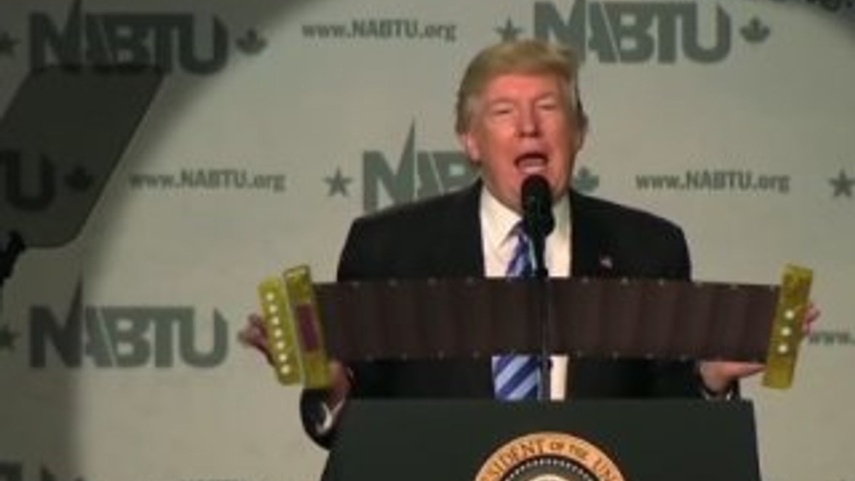 Trump'ın eline akordeon verildi