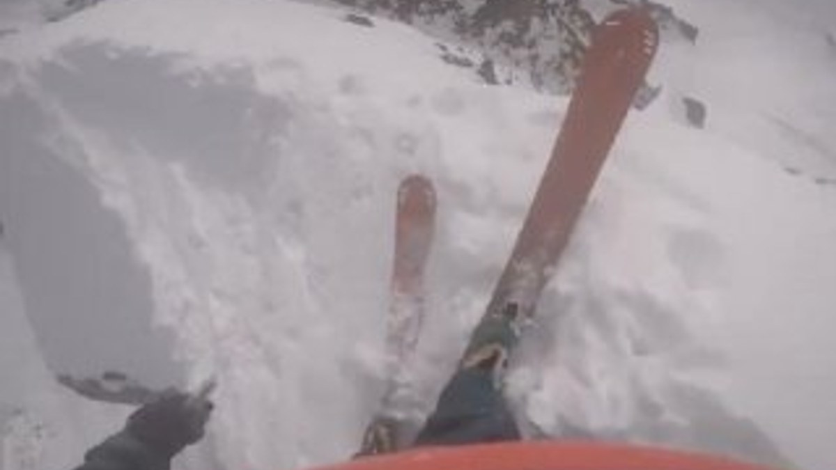 Dağın zirvesinden inen kayakçıların adrenalin dolu anları
