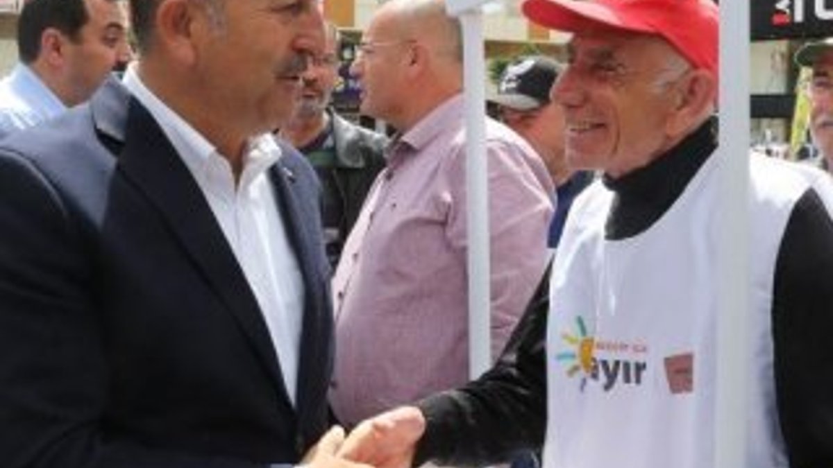 Bakan Çavuşoğlu 'Hayır' standına gitti