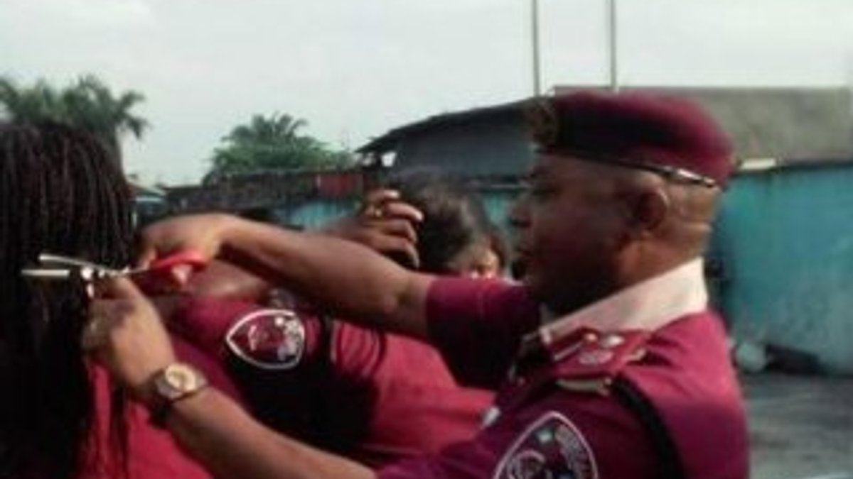 Nijerya'da kadın polislerin saçını kesen amire ceza