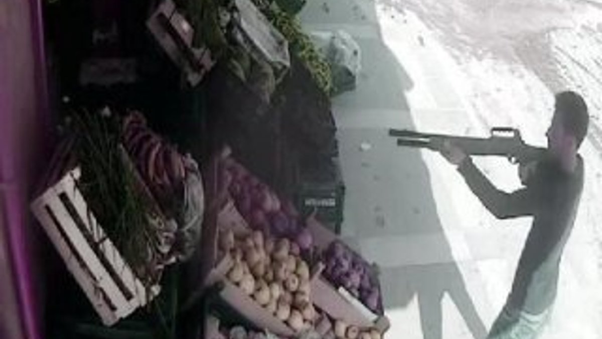 Şanlıurfa'da manav, tüfekli saldırgana domates attı