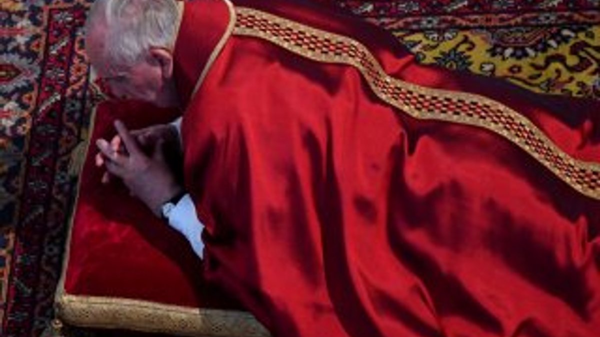 Papa yere uzanarak dua etti