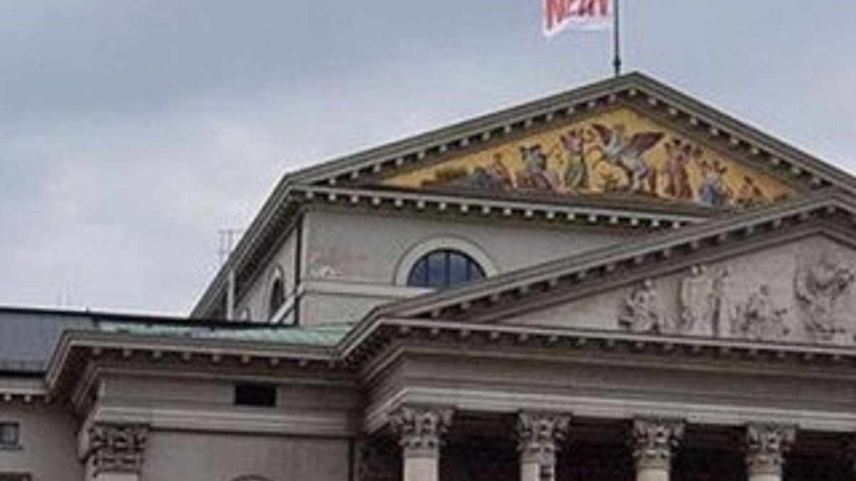 Almanya'da Münih Bavyera Opera binasında hayır bayrağı