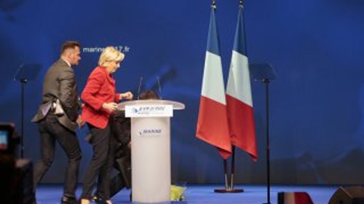 Le Pen'e miting sırasında protestolar