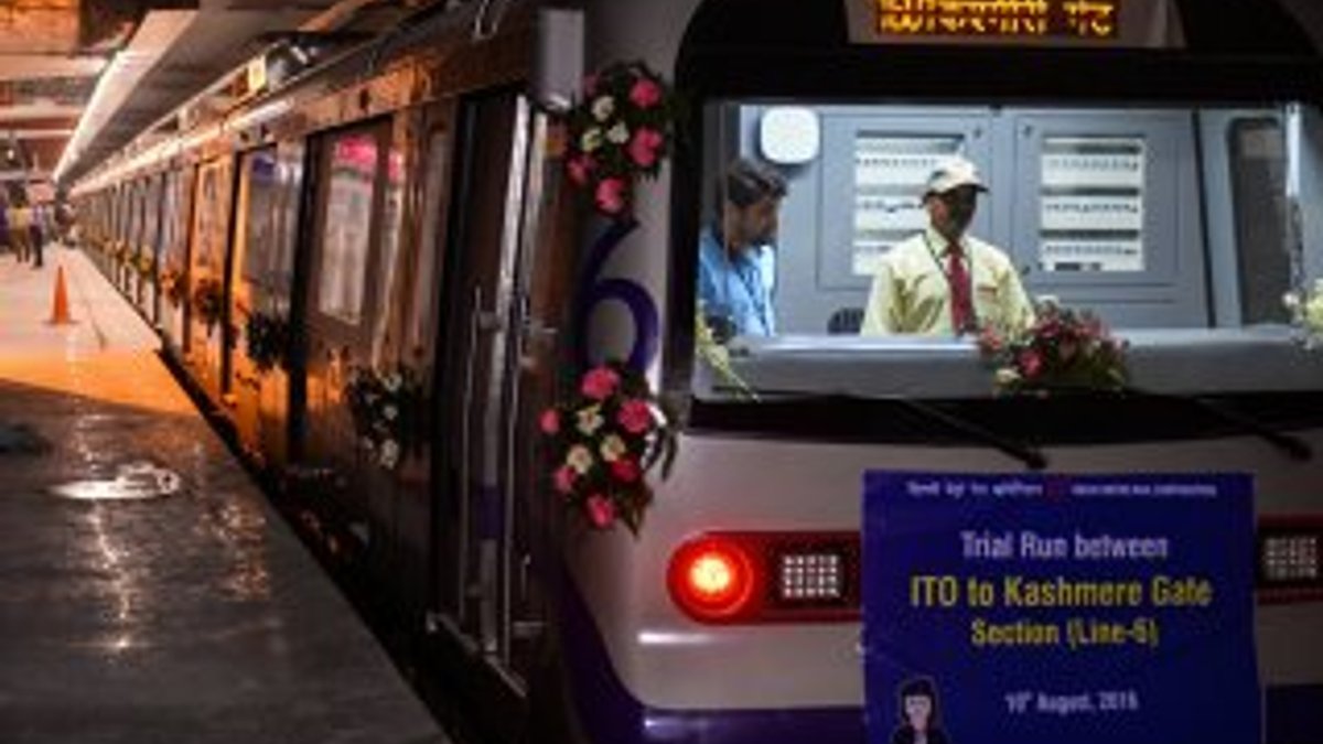 Hindistan'da metroda porno yayını