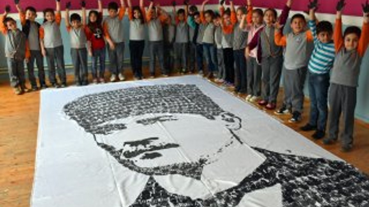 Öğrenci ve öğretmenlerden el iziyle Atatürk portresi