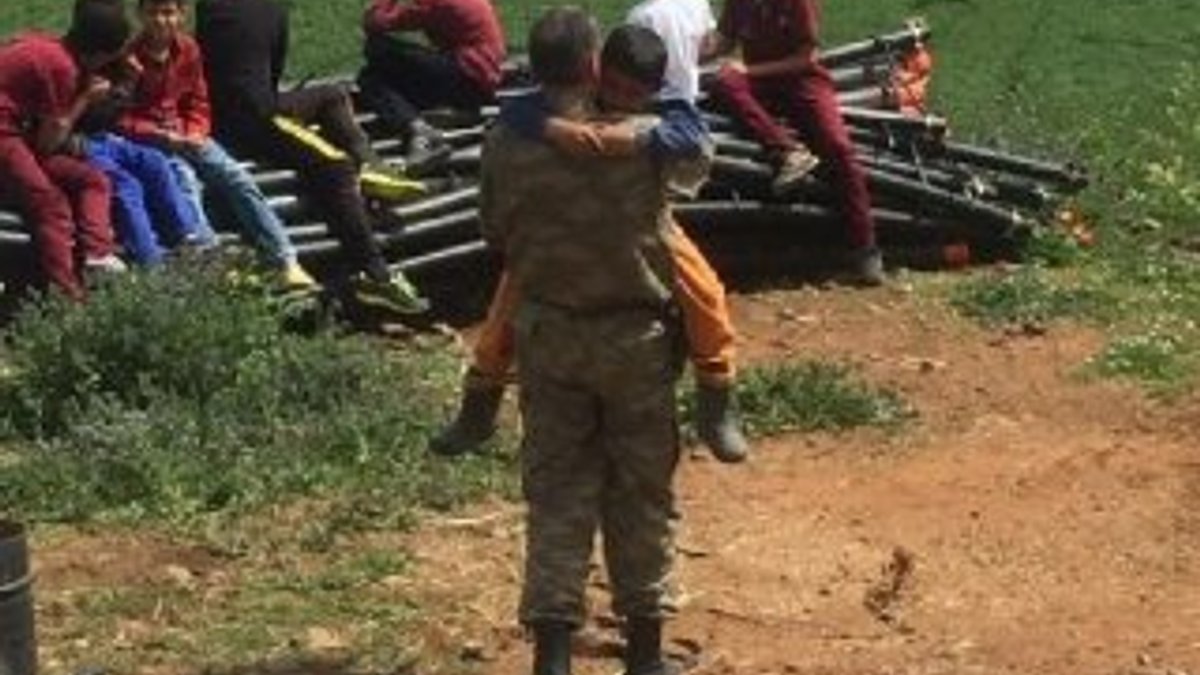 Şehidin 10 yaşındaki kardeşine komutandan teselli