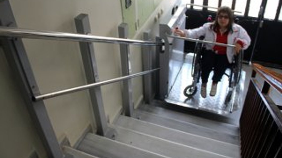 Engelli yüzücü Cumhurbaşkanı sayesinde asansöre kavuştu