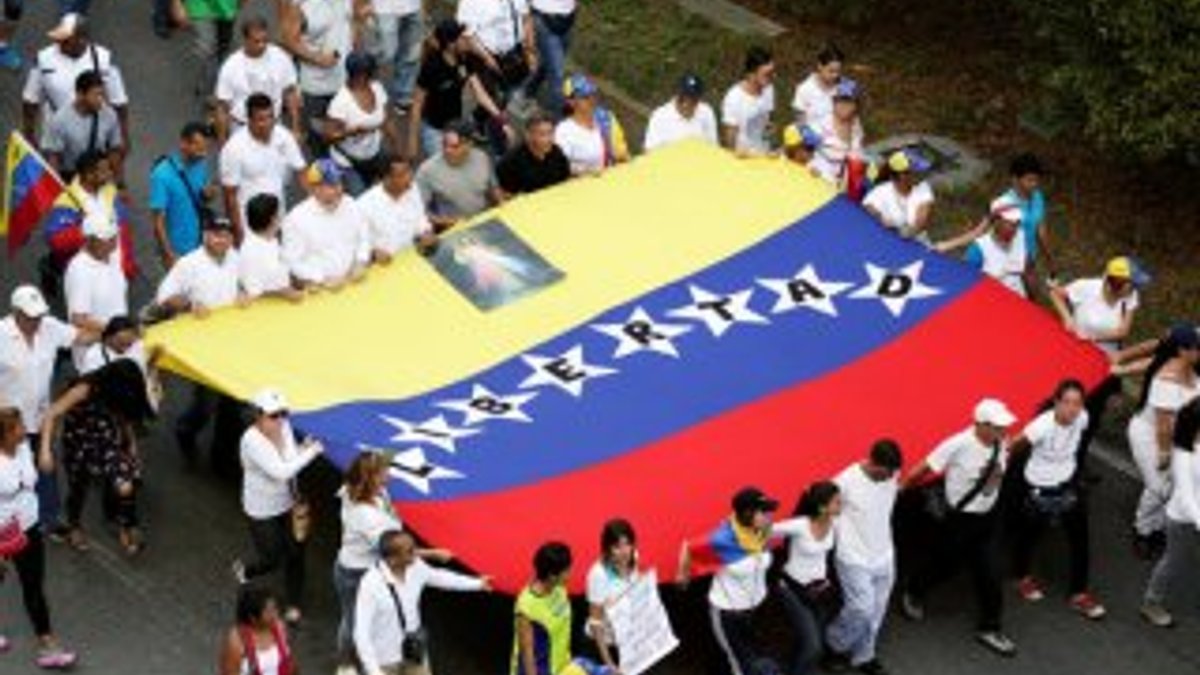 Venezuela'da protestolarda ölenler için sessiz yürüyüş