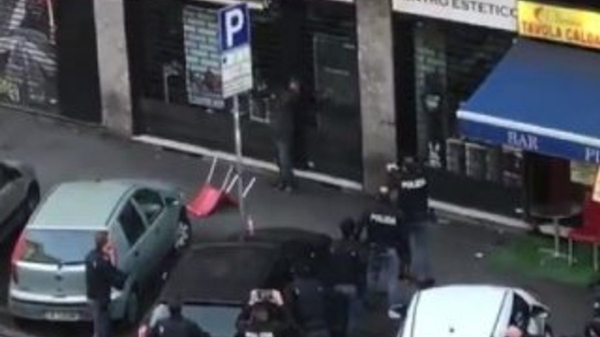 İtalyan polisi bıçaklı adamı vurdu